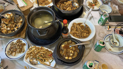 Several dishes were served before the An'xi Tieguanyin tea tour, including country-style earthy chicken soup, Buddha's hand tea-scented chicken, braised bamboo shoots and stir-fried wild mushrooms.